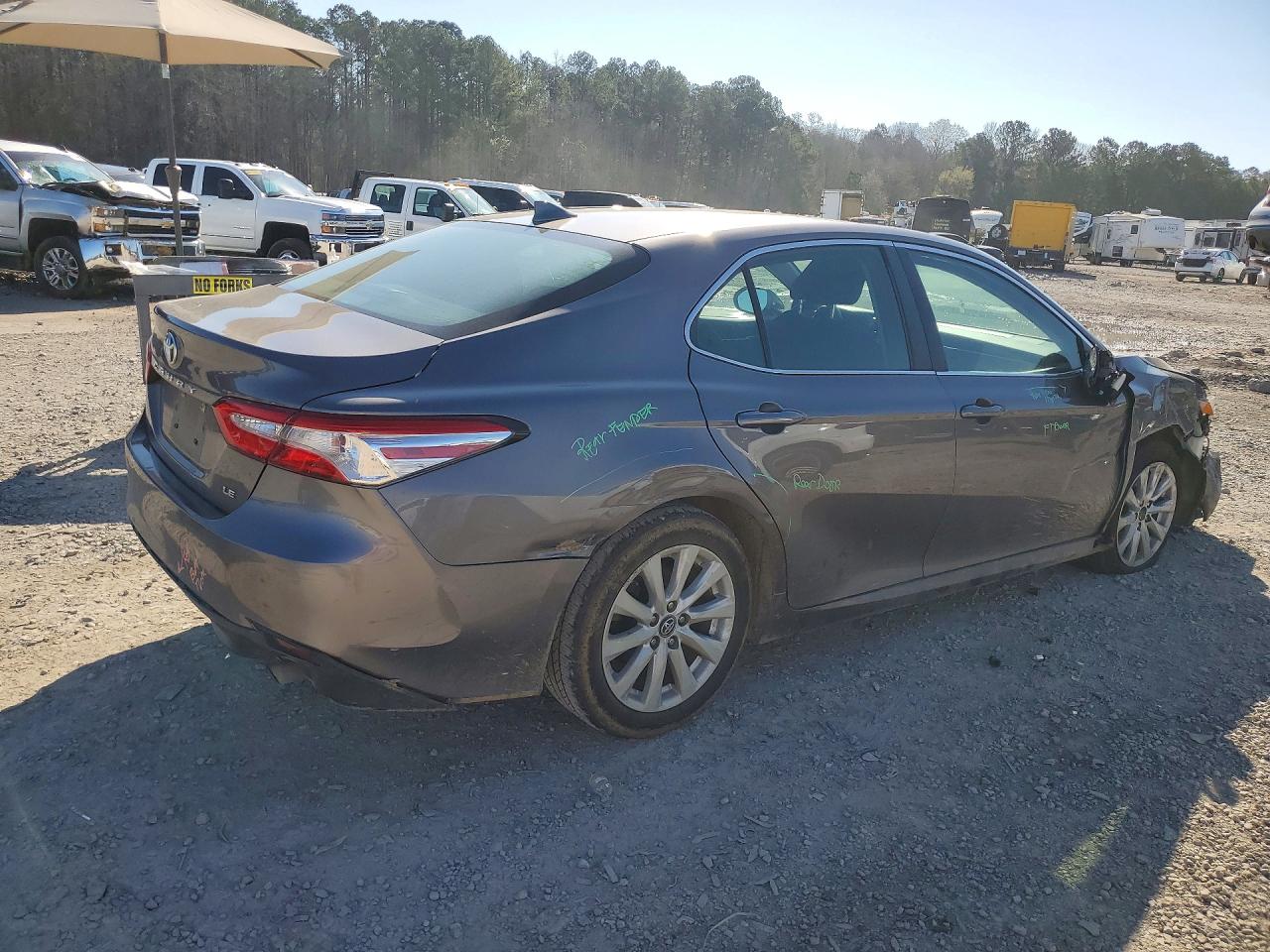 2019 TOYOTA CAMRY LE photo 3