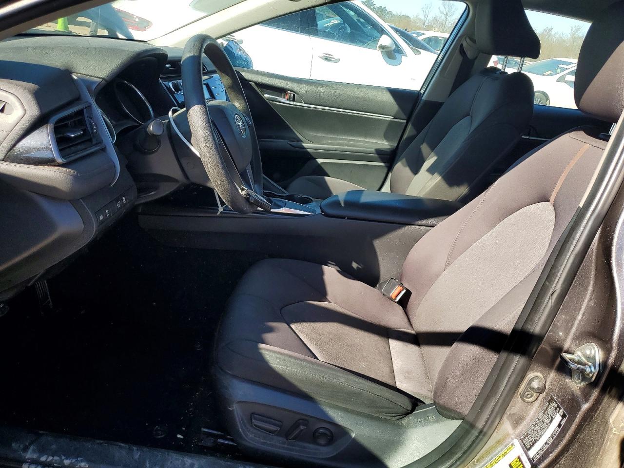 2019 TOYOTA CAMRY LE photo 7