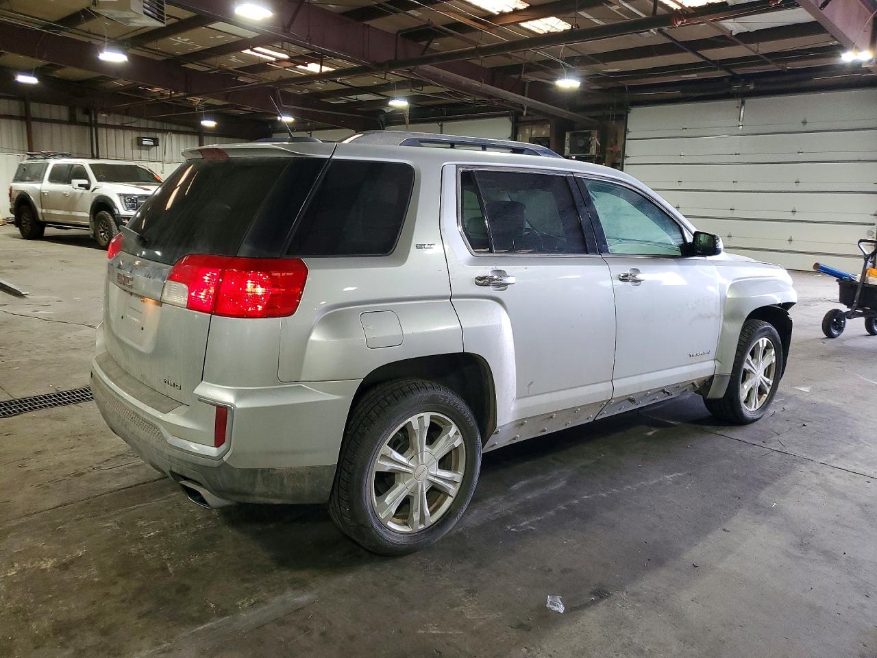 2017 GMC TERRAIN SLT photo 5