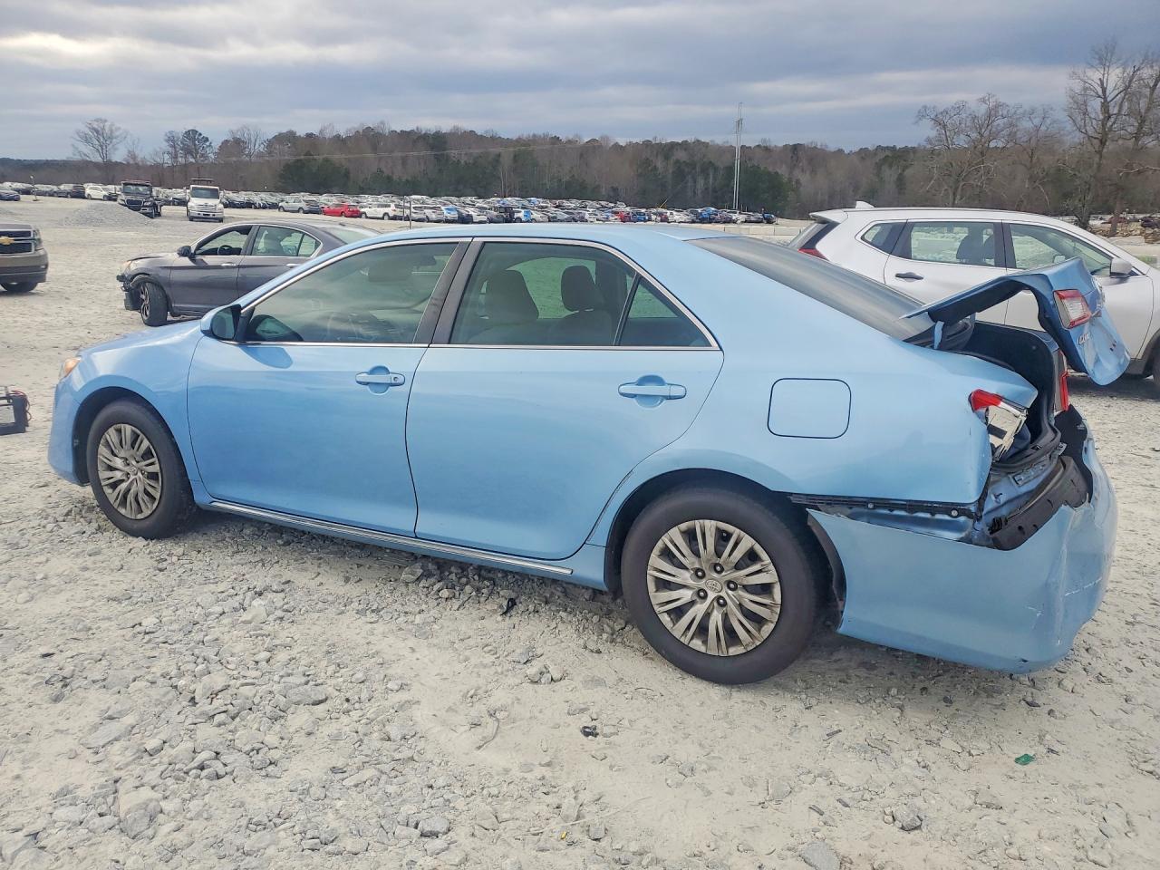 2013 TOYOTA CAMRY LE photo 2