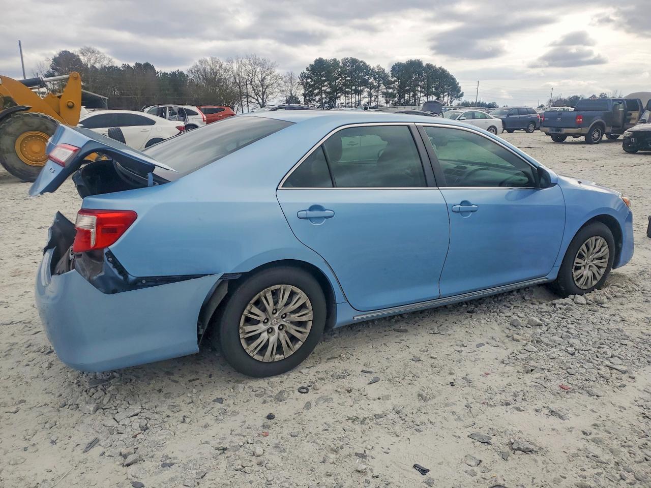 2013 TOYOTA CAMRY LE photo 3