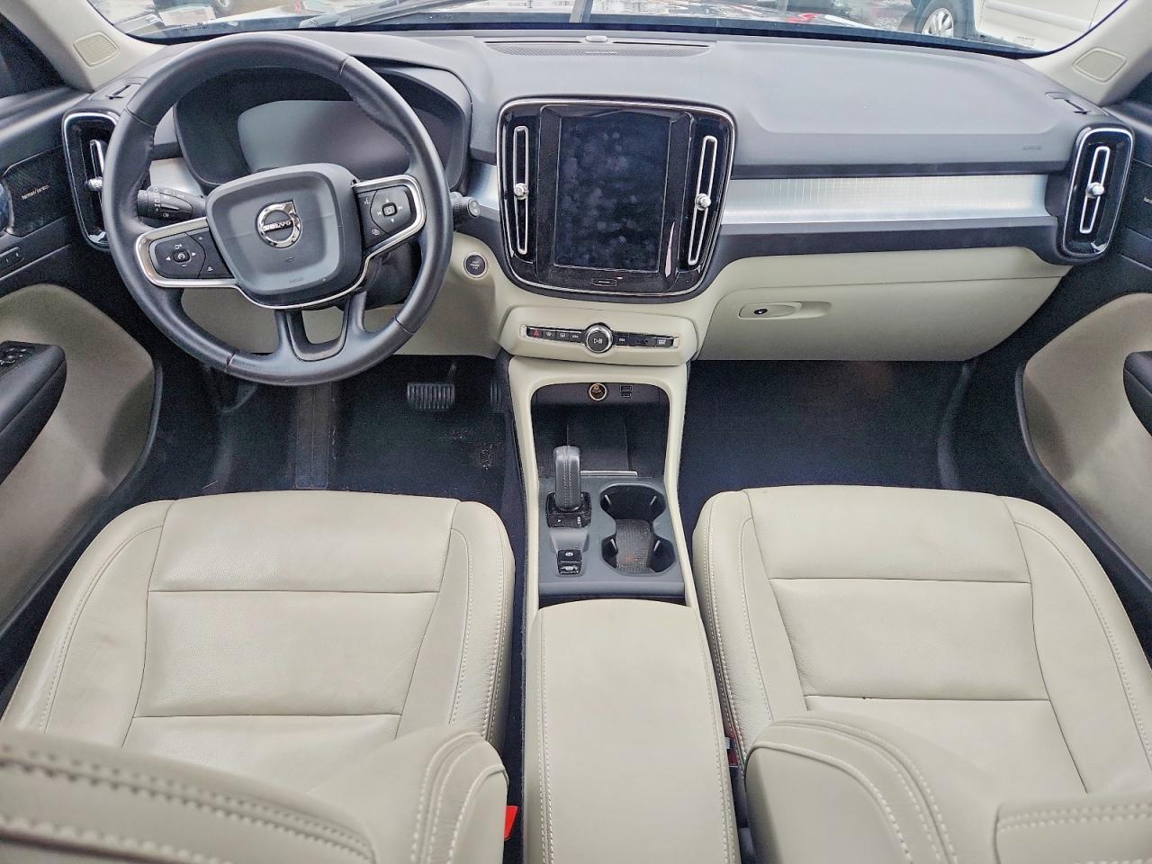 2020 VOLVO XC40 T5 MOMENTUM photo 15