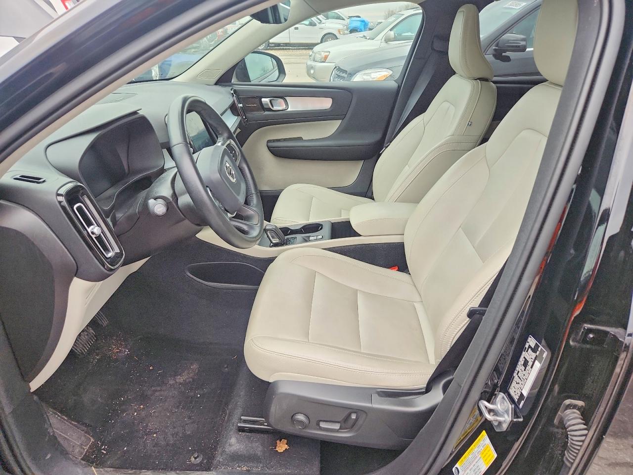 2020 VOLVO XC40 T5 MOMENTUM photo 13