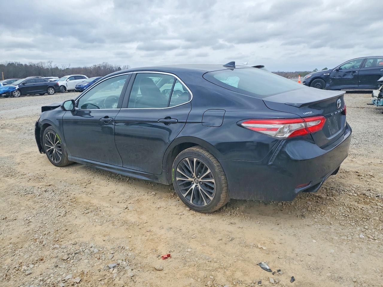 2019 TOYOTA CAMRY SE photo 3