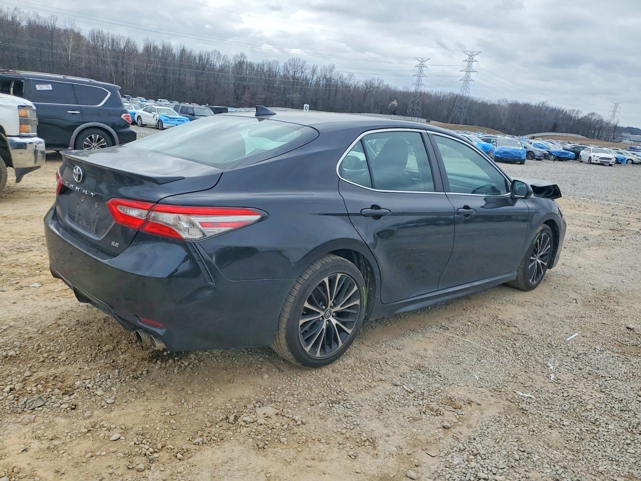 2019 TOYOTA CAMRY SE photo 5