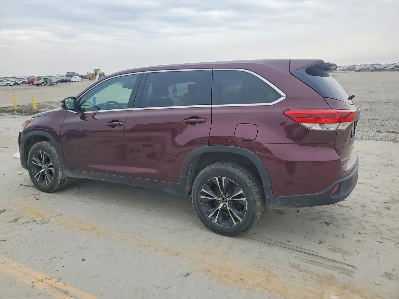 2019 TOYOTA HIGHLANDER LE photo 2