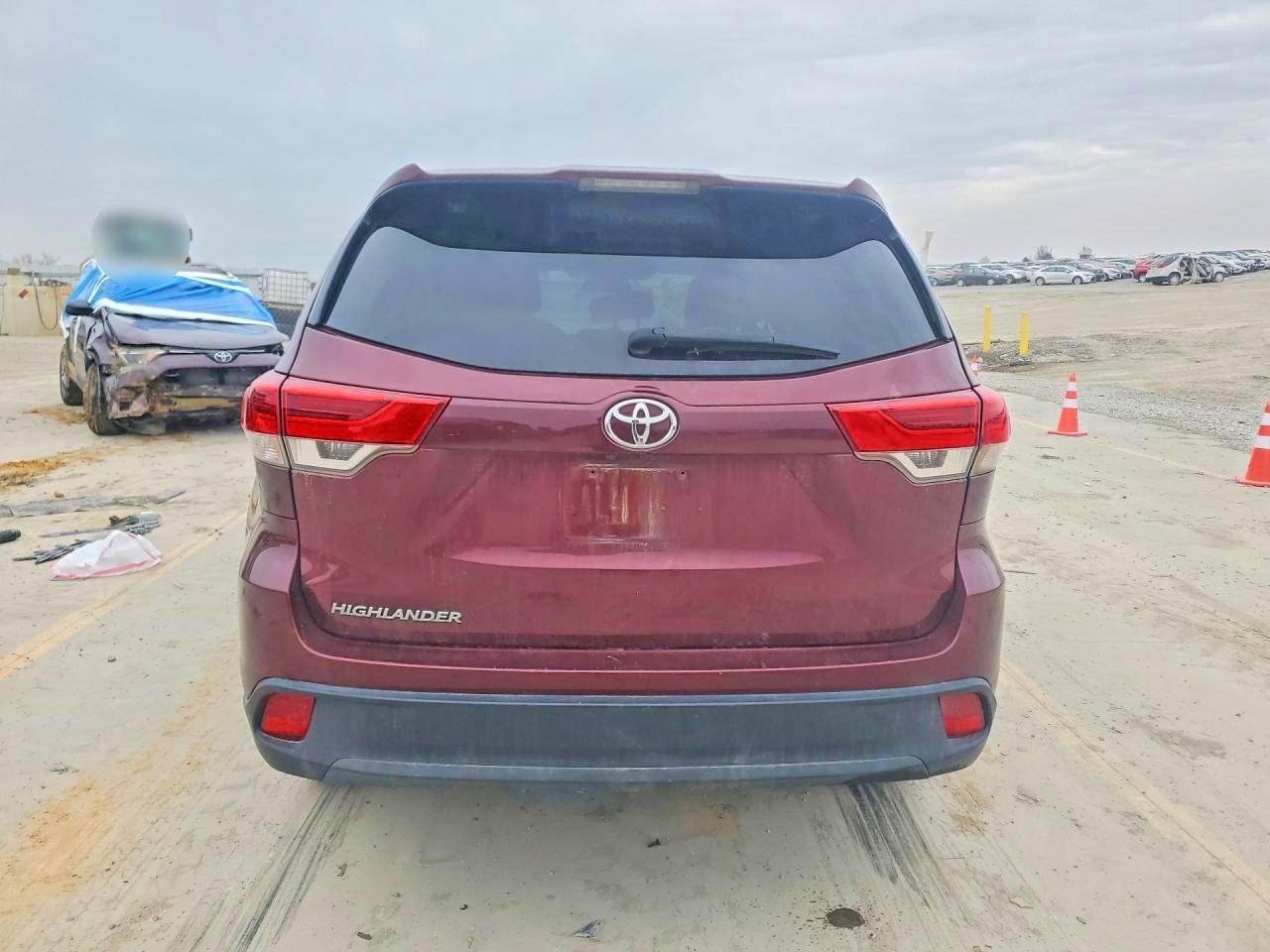 2019 TOYOTA HIGHLANDER LE photo 6