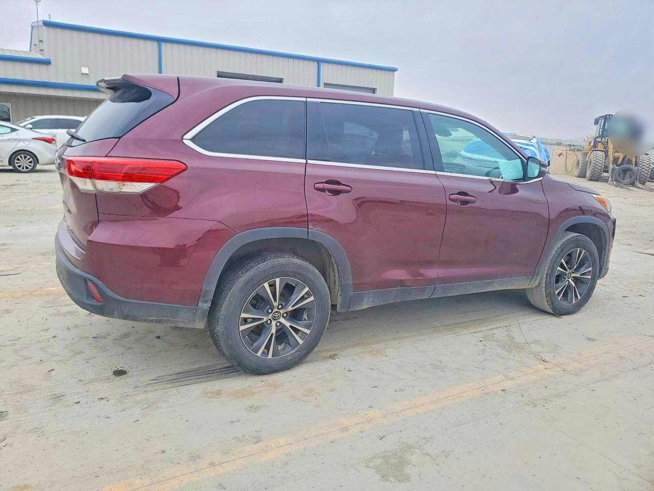 2019 TOYOTA HIGHLANDER LE photo 3