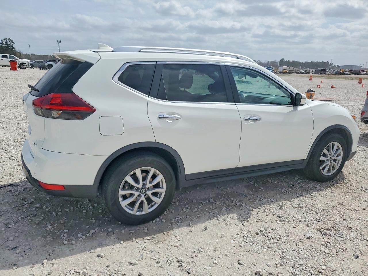 2019 NISSAN ROGUE SV photo 3