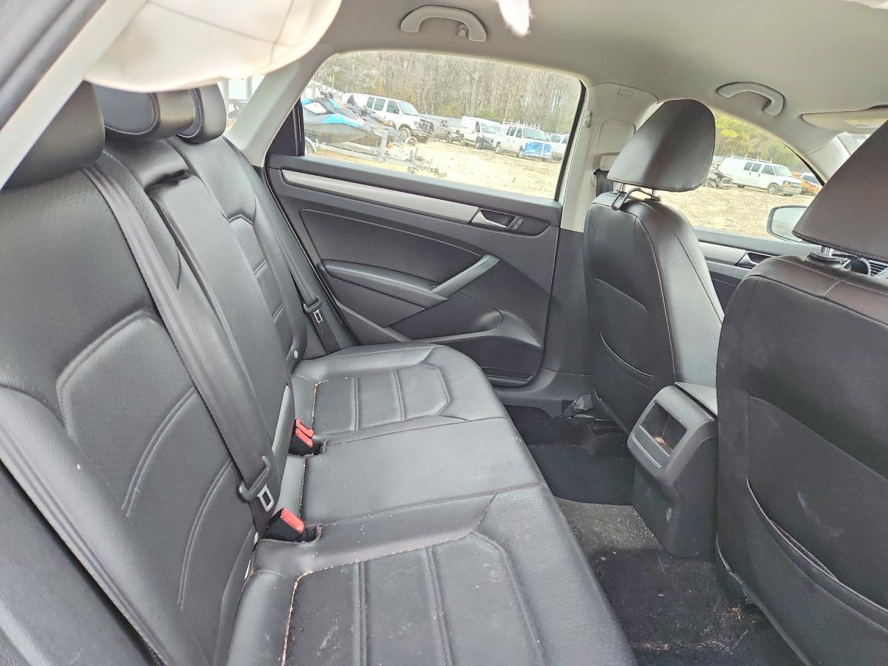 2014 VOLKSWAGEN PASSAT S photo 10