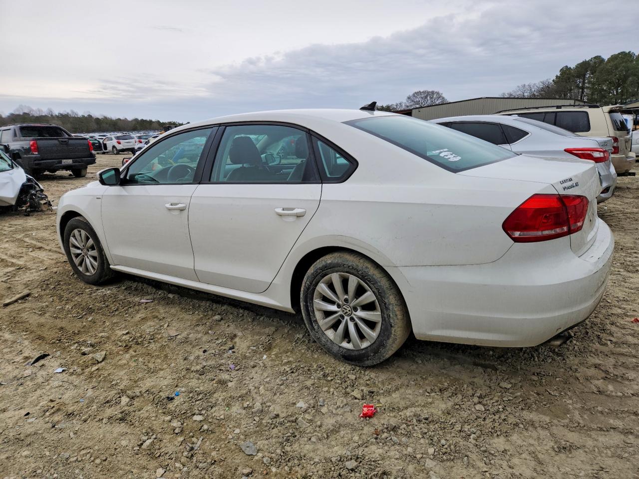 2014 VOLKSWAGEN PASSAT S photo 2