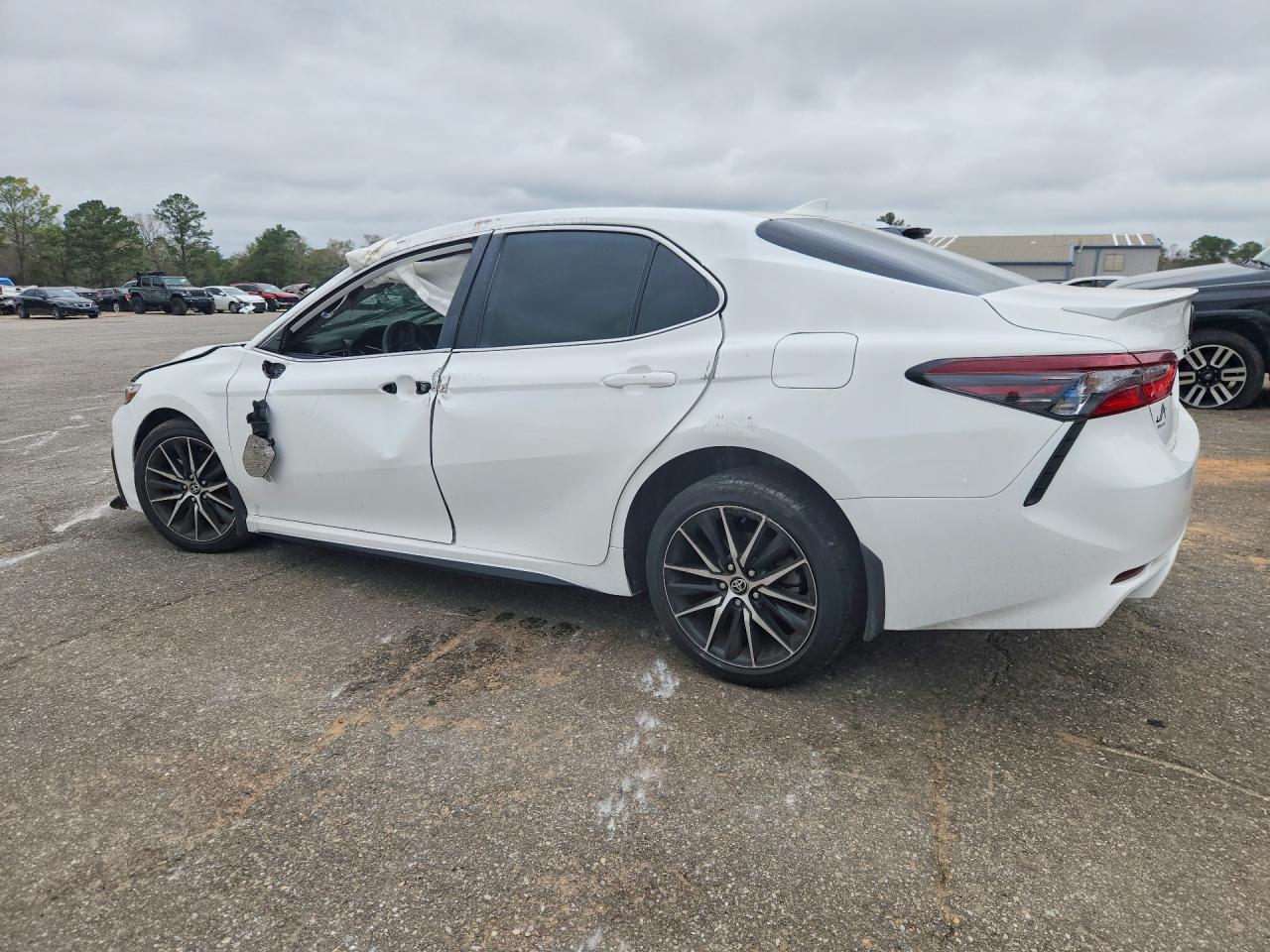 2024 TOYOTA CAMRY SE photo 3
