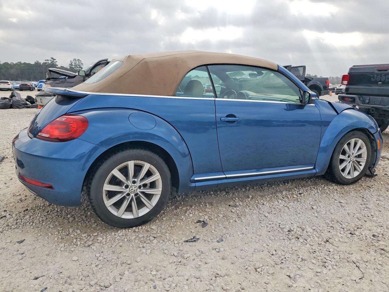 2018 VOLKSWAGEN BEETLE S photo 3