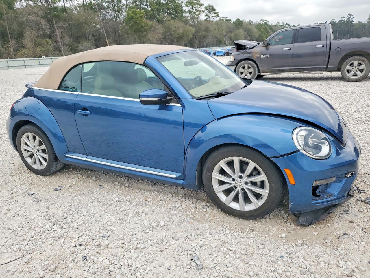 2018 VOLKSWAGEN BEETLE S photo 4