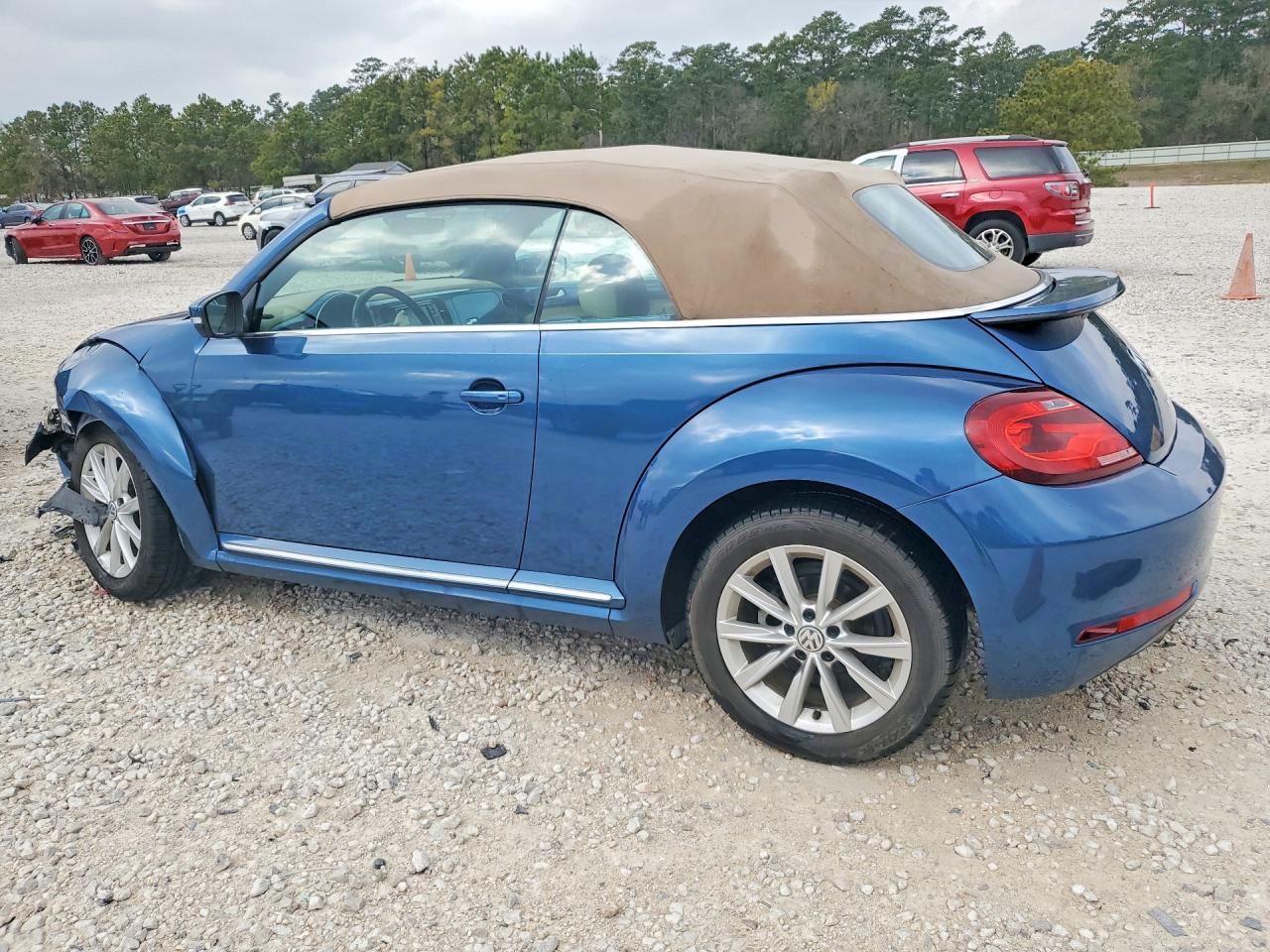 2018 VOLKSWAGEN BEETLE S photo 2