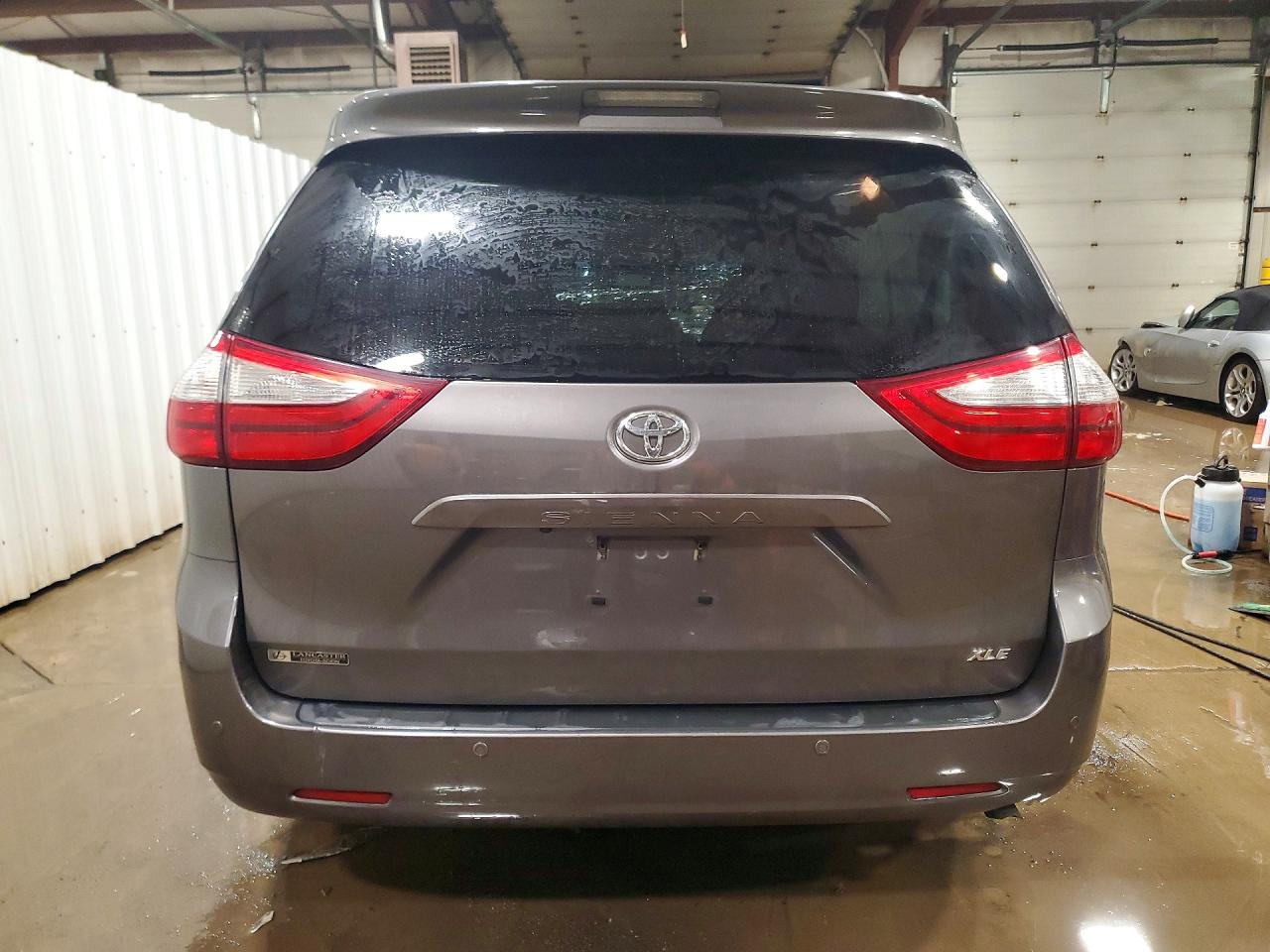 2017 TOYOTA SIENNA XLE 8-PASSENGER photo 6