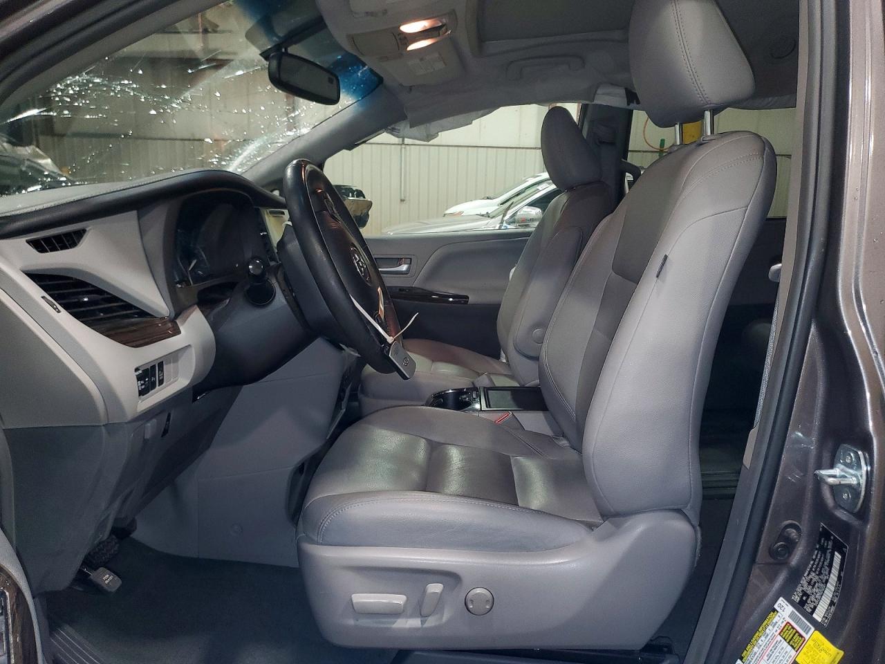 2017 TOYOTA SIENNA XLE 8-PASSENGER photo 7