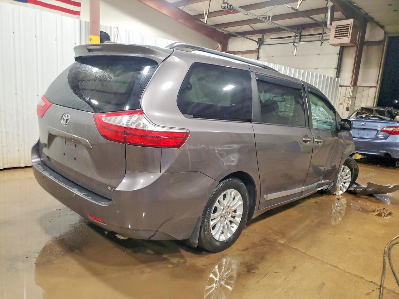2017 TOYOTA SIENNA XLE 8-PASSENGER photo 3