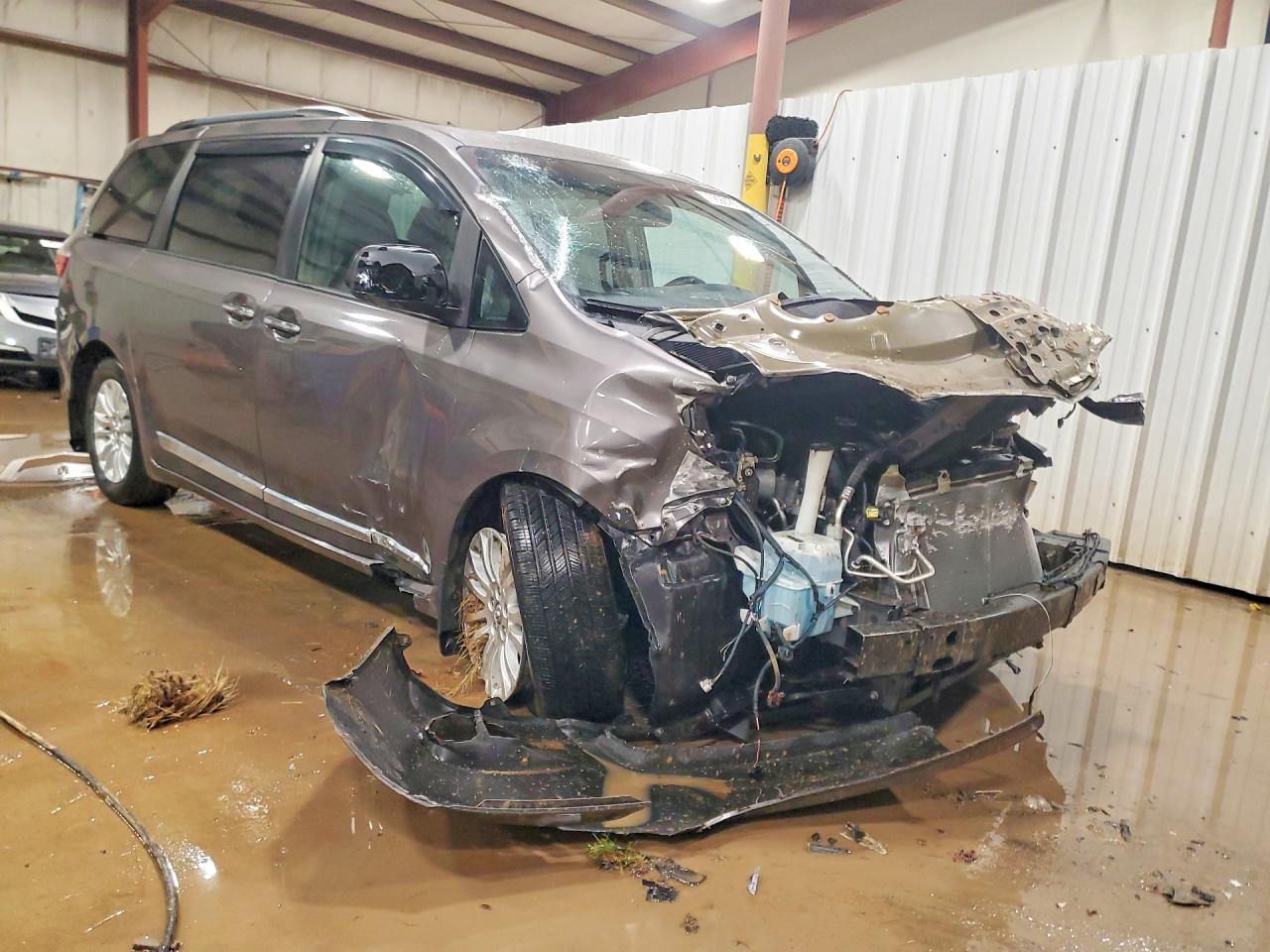 2017 TOYOTA SIENNA XLE 8-PASSENGER photo 4