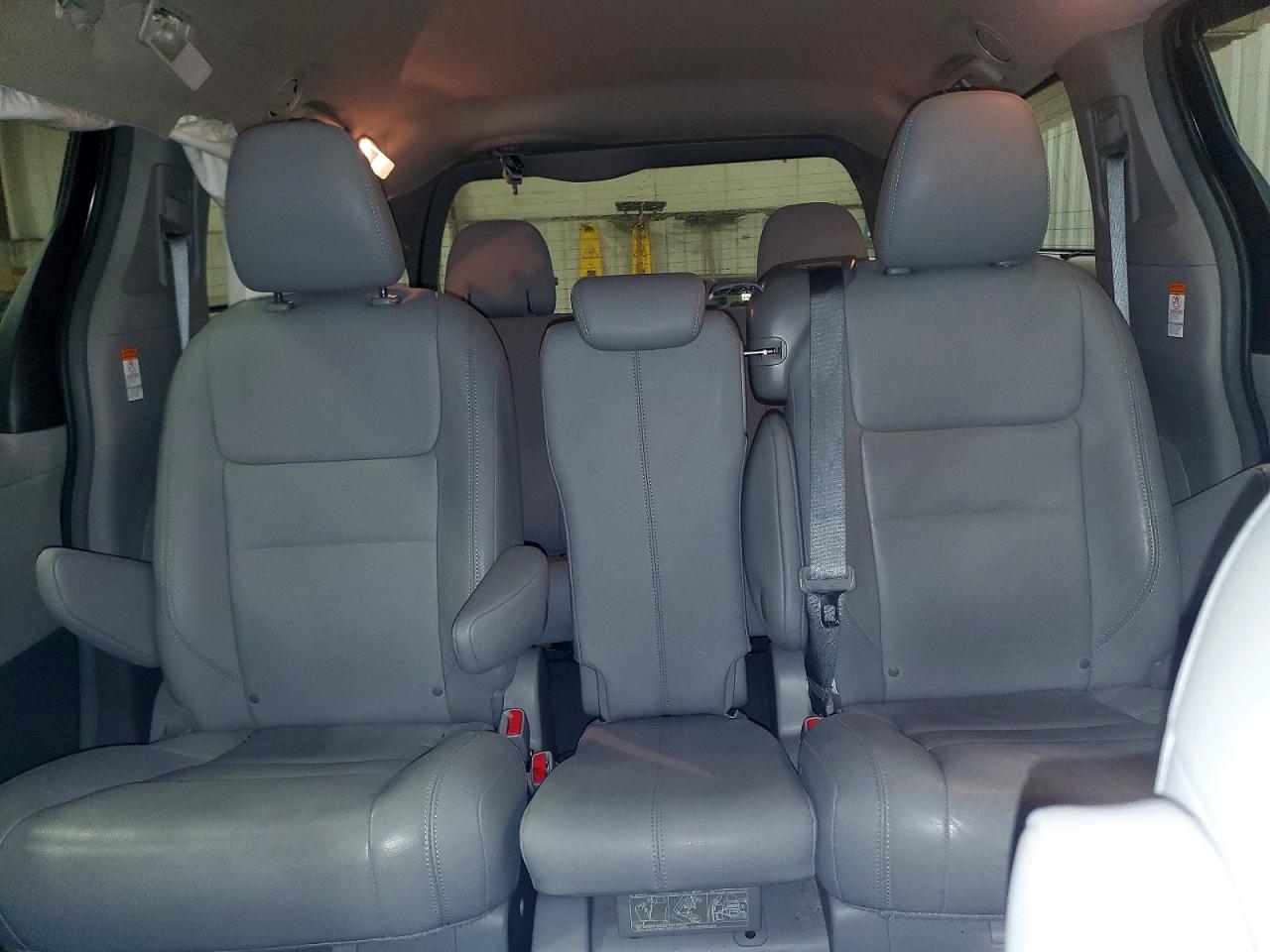 2017 TOYOTA SIENNA XLE 8-PASSENGER photo 10