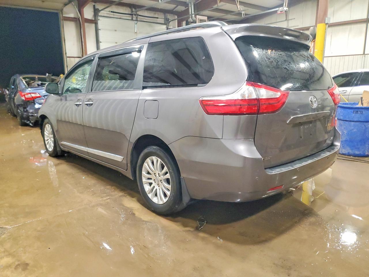 2017 TOYOTA SIENNA XLE 8-PASSENGER photo 2