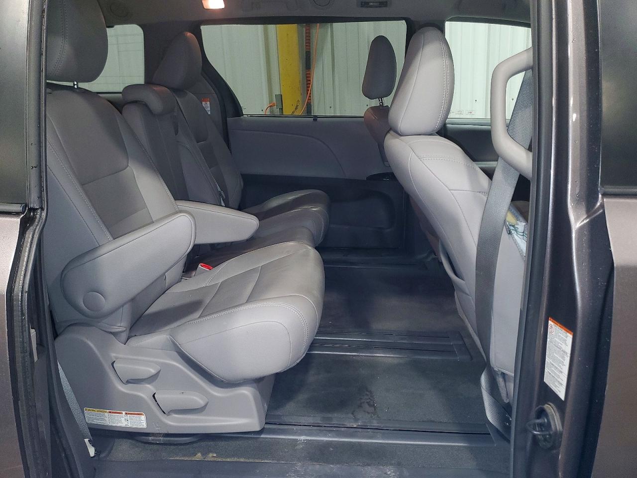 2017 TOYOTA SIENNA XLE 8-PASSENGER photo 11