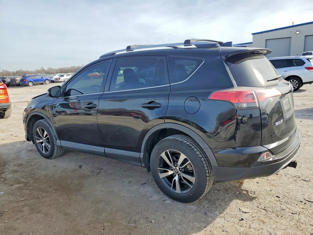 2018 TOYOTA RAV4 XLE photo 3