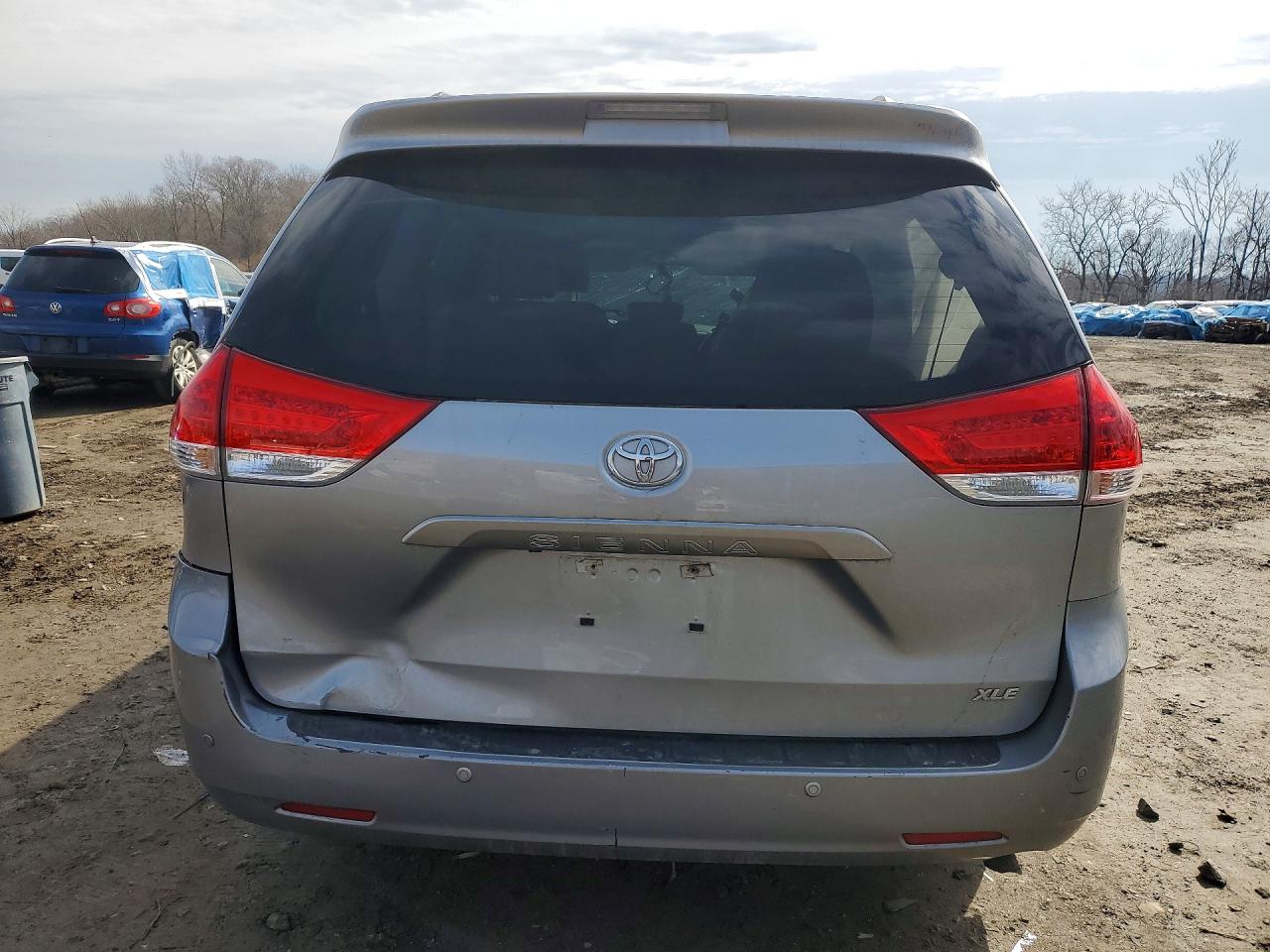 2014 TOYOTA SIENNA XLE 8-PASSENGER photo 11