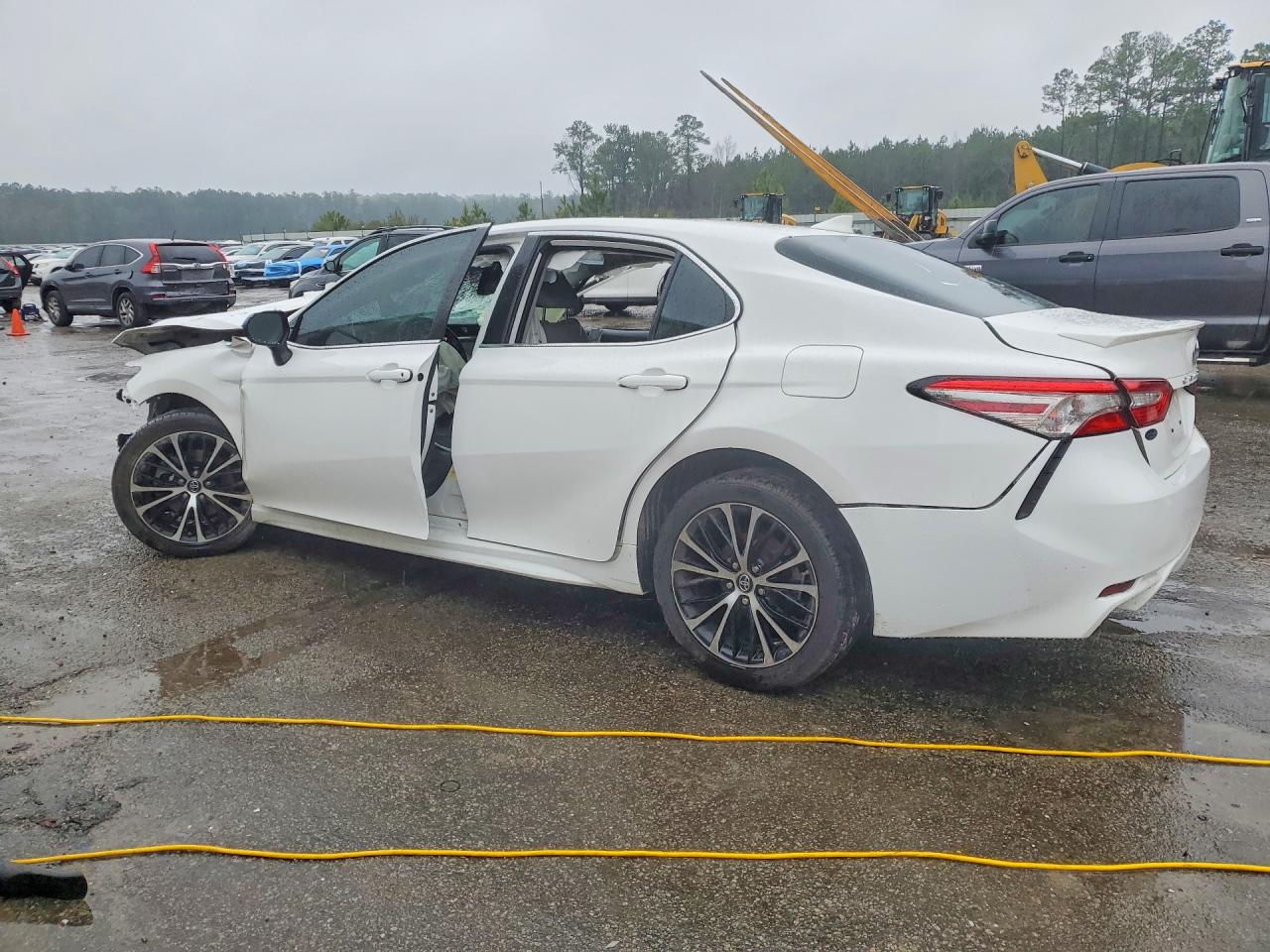 2019 TOYOTA CAMRY SE photo 3