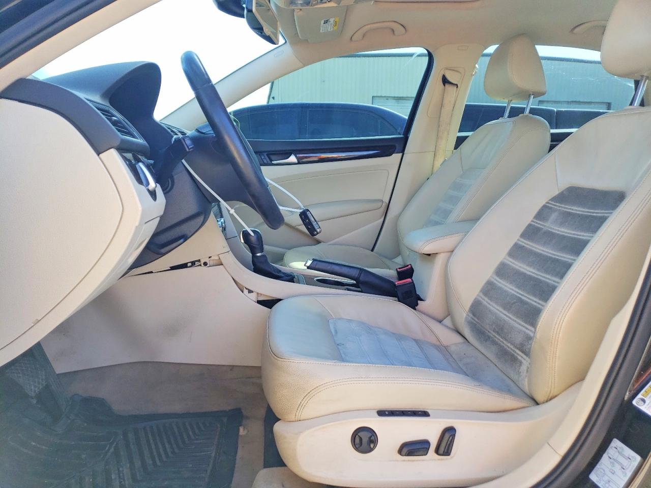 2014 VOLKSWAGEN PASSAT SEL photo 13