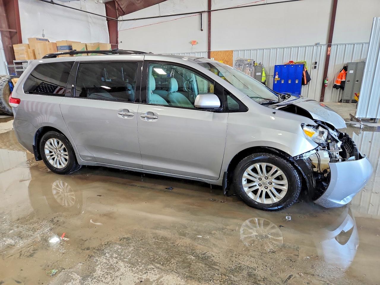 2013 TOYOTA SIENNA XLE 8-PASSENGER photo 4