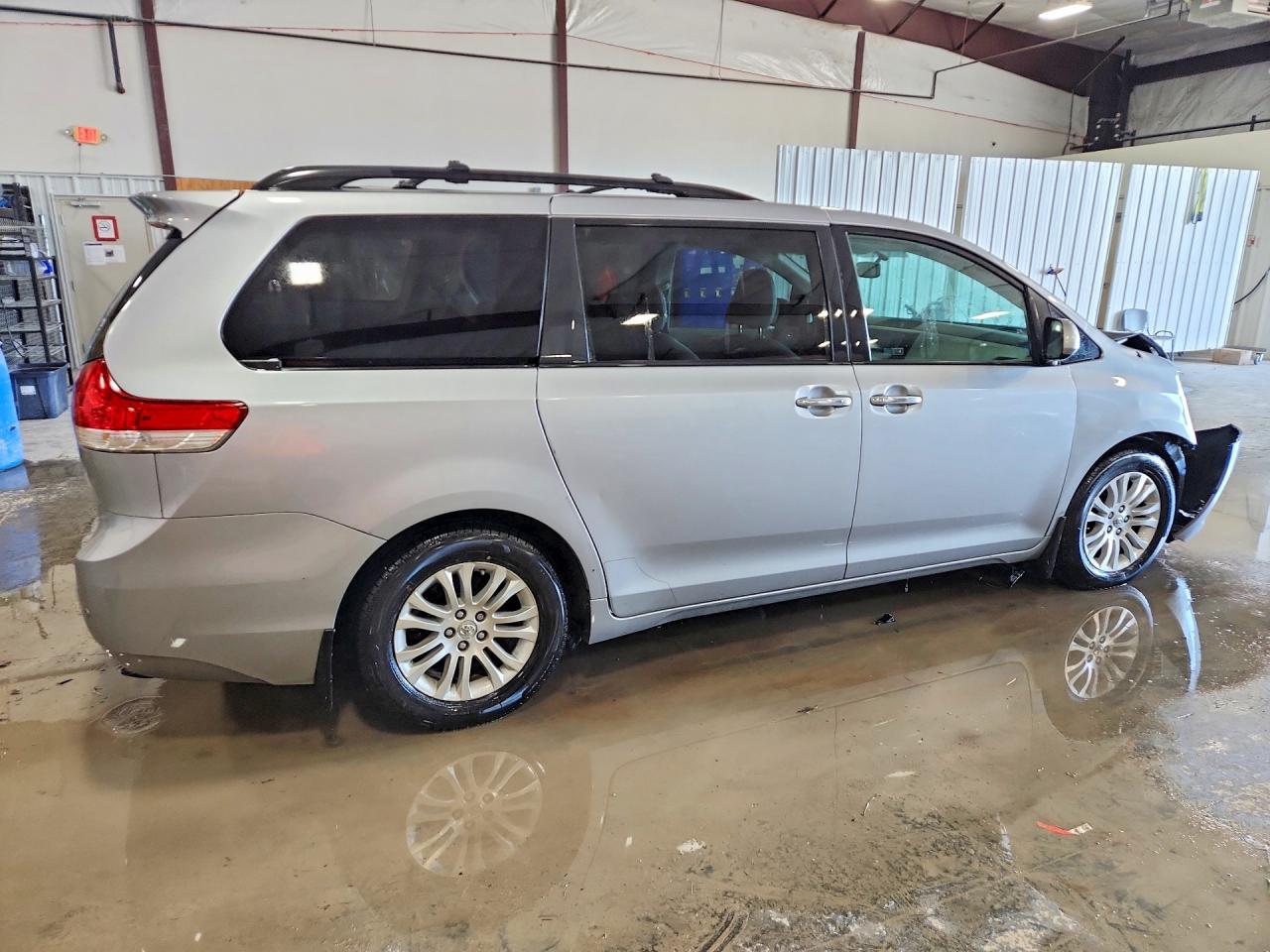 2013 TOYOTA SIENNA XLE 8-PASSENGER photo 3