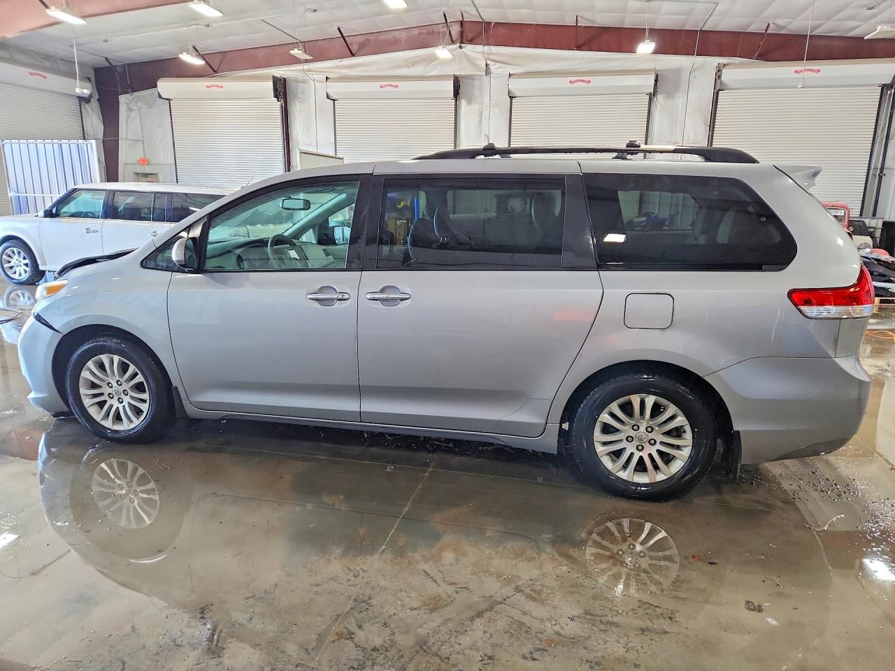 2013 TOYOTA SIENNA XLE 8-PASSENGER photo 2