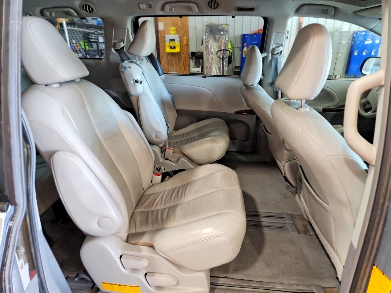 2013 TOYOTA SIENNA XLE 8-PASSENGER photo 11