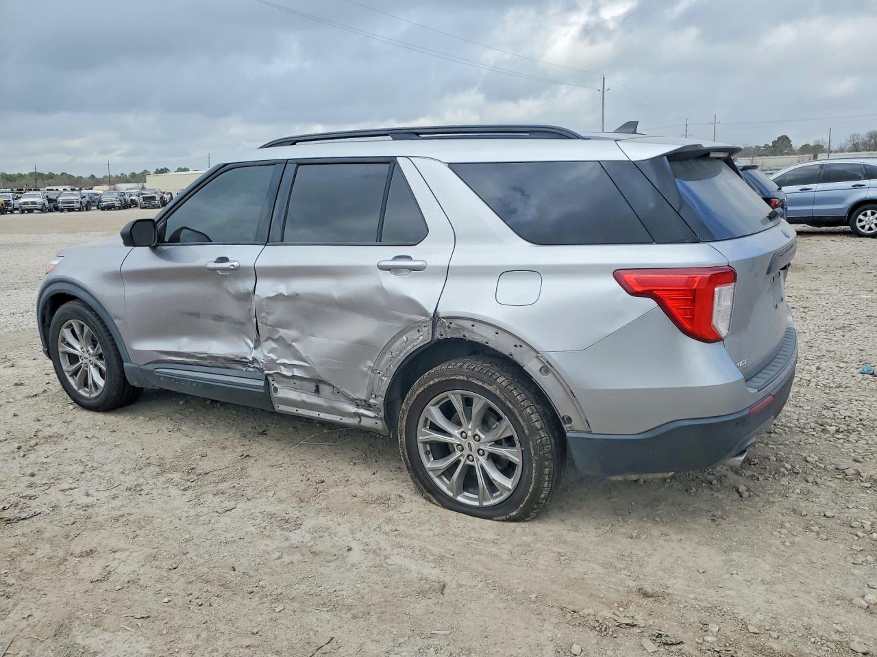 2021 FORD EXPLORER XLT photo 3