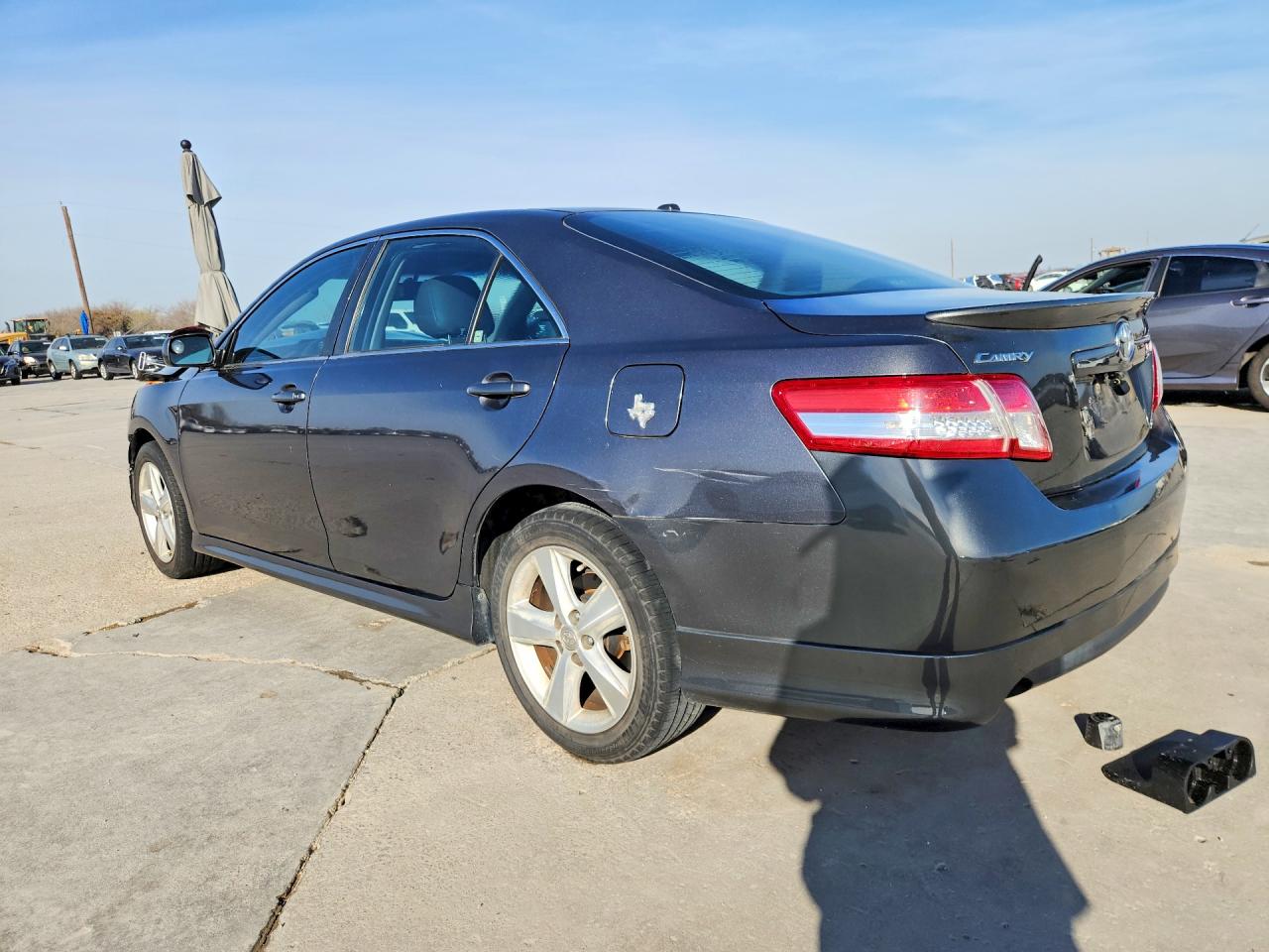 2011 TOYOTA CAMRY SE photo 3