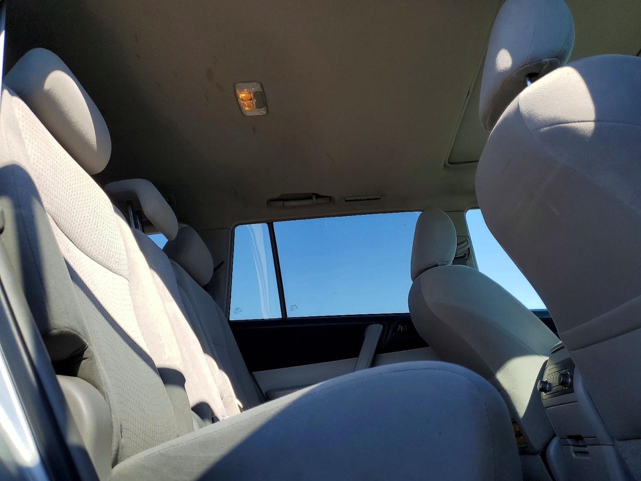 2010 TOYOTA HIGHLANDER BASE photo 31