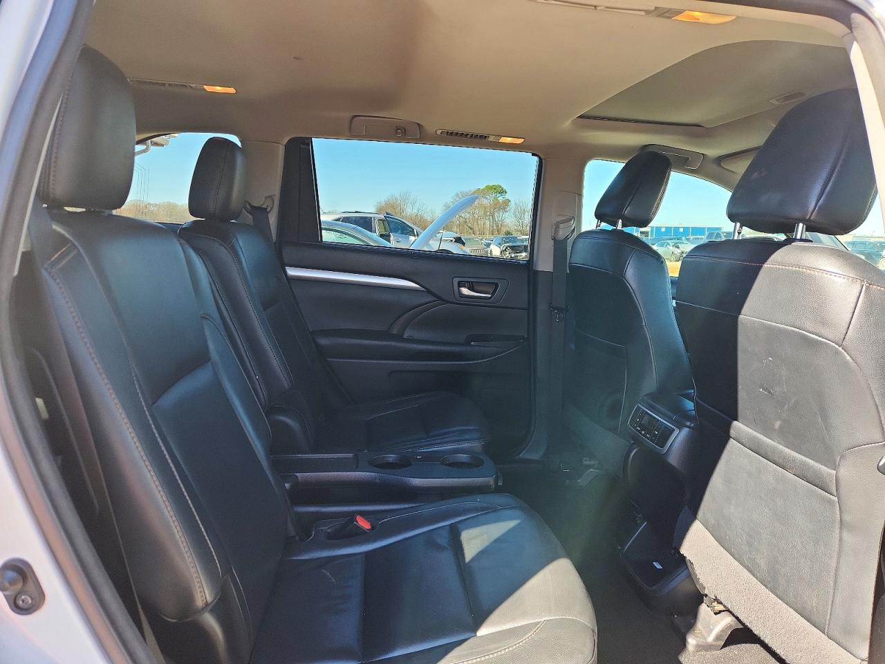 2017 TOYOTA HIGHLANDER XLE photo 11