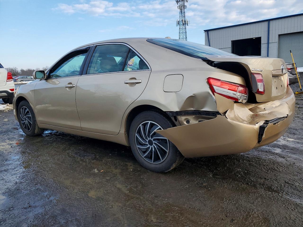 2011 TOYOTA CAMRY LE photo 3