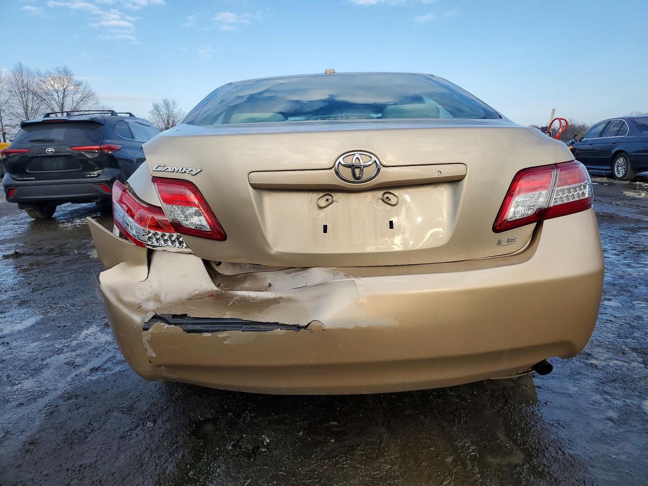 2011 TOYOTA CAMRY LE photo 11