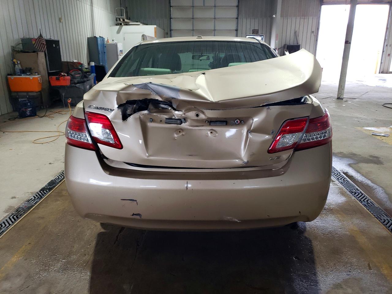 2010 TOYOTA CAMRY LE photo 11