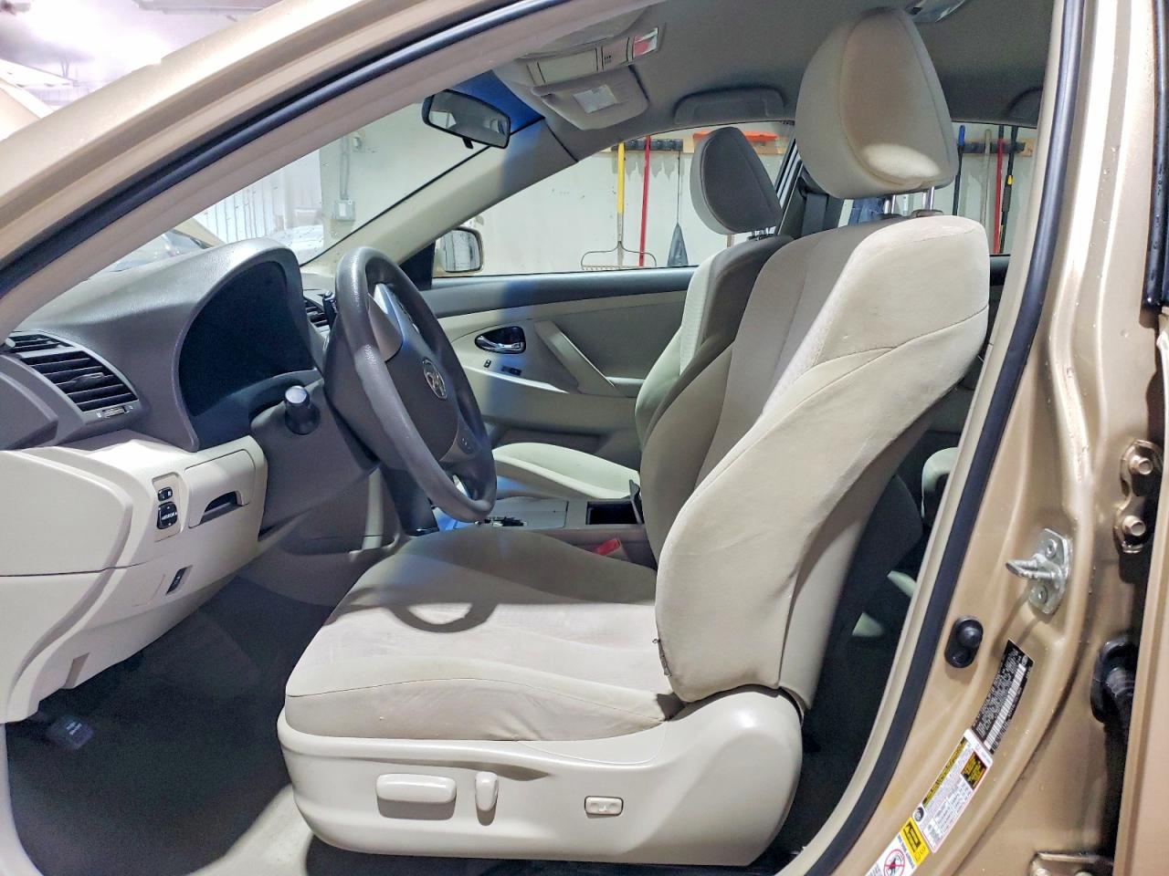 2010 TOYOTA CAMRY LE photo 13