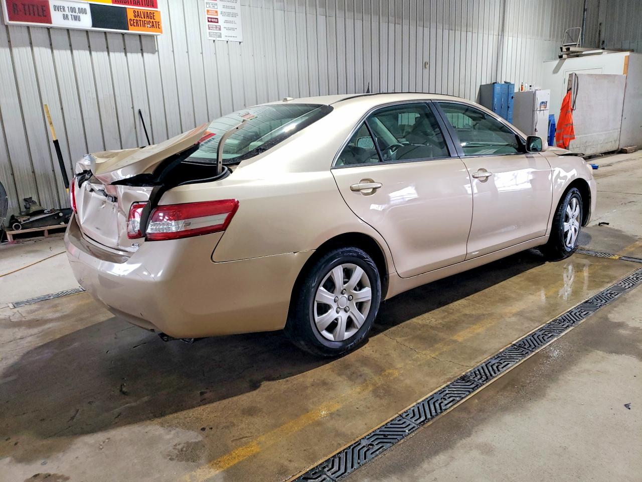 2010 TOYOTA CAMRY LE photo 5