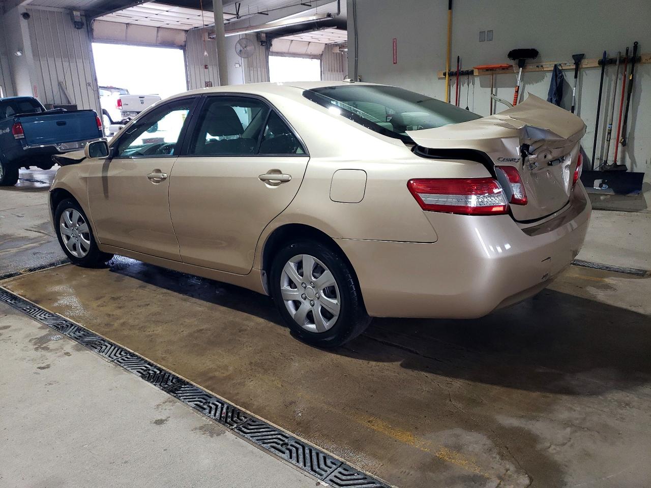 2010 TOYOTA CAMRY LE photo 3