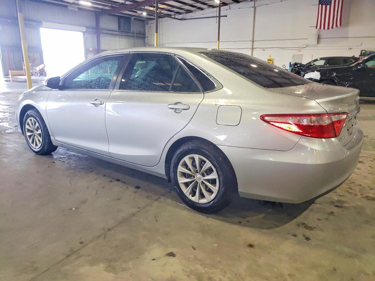 2017 TOYOTA CAMRY LE photo 3