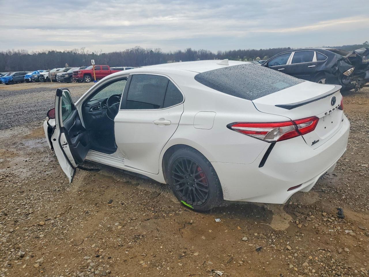 2020 TOYOTA CAMRY SE photo 3