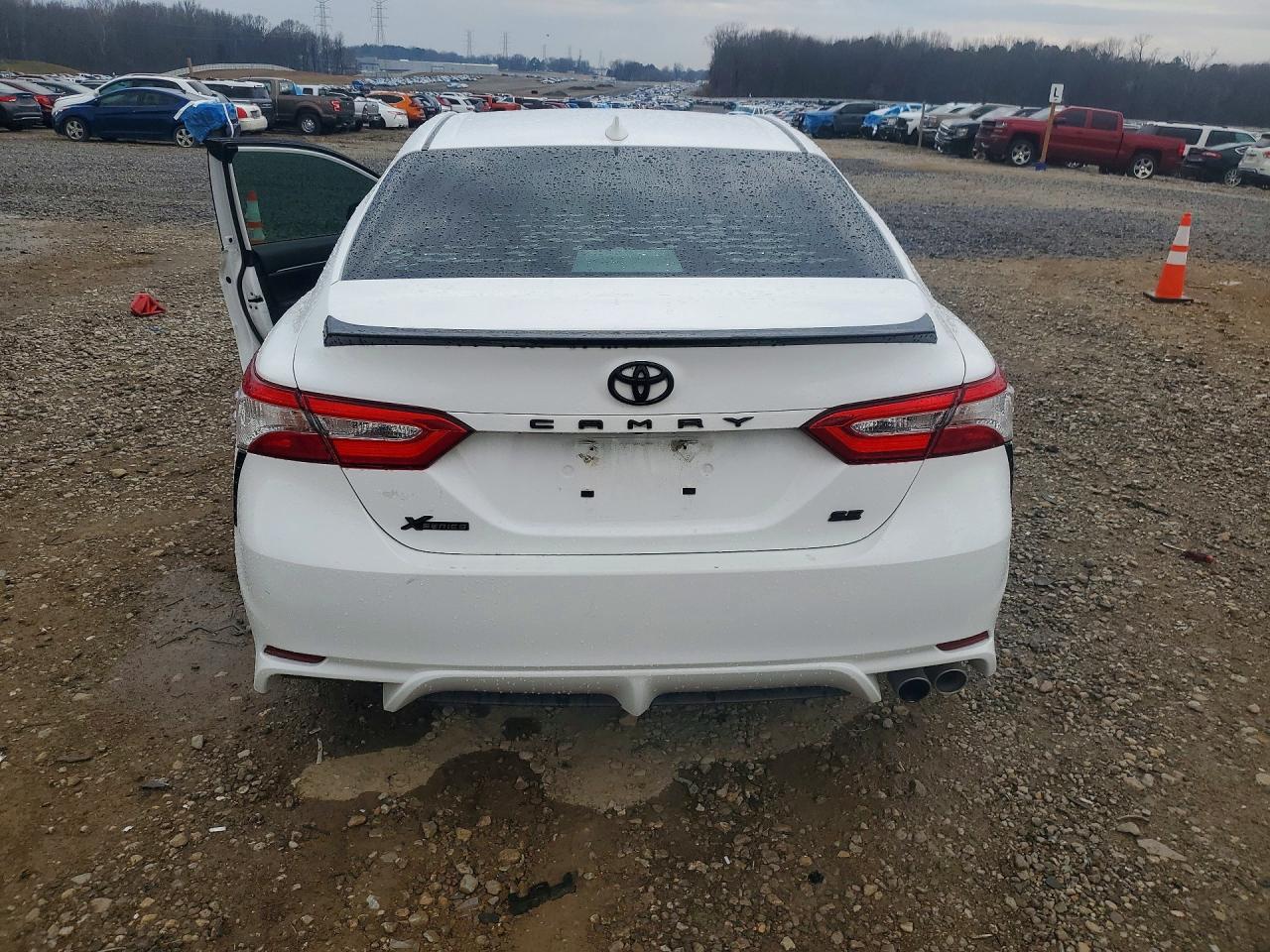 2020 TOYOTA CAMRY SE photo 11