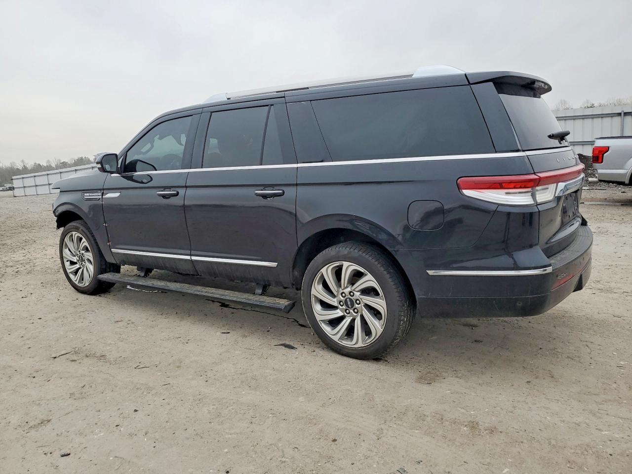 2024 LINCOLN NAVIGATOR L RESERVE photo 3