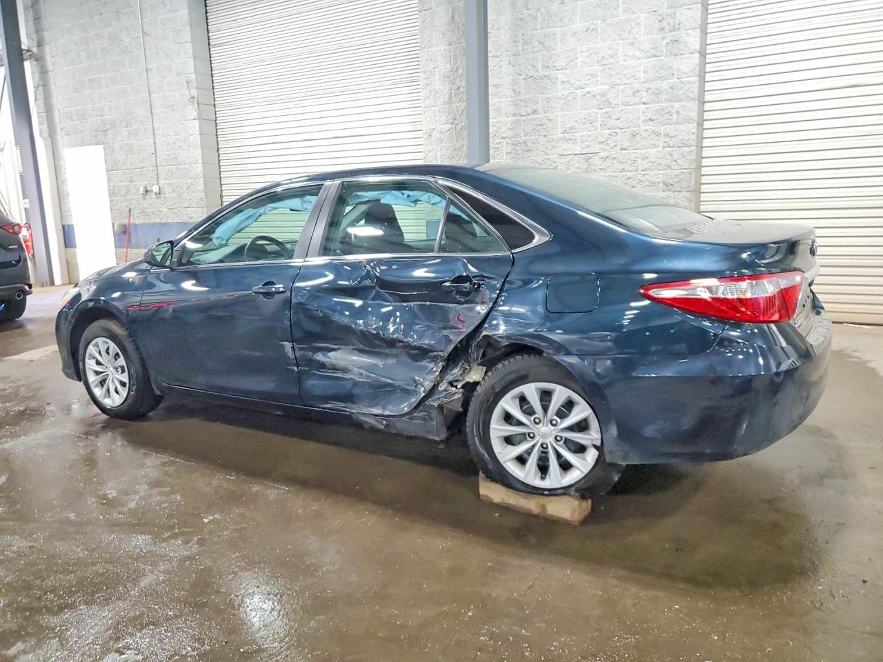 2016 TOYOTA CAMRY LE photo 2