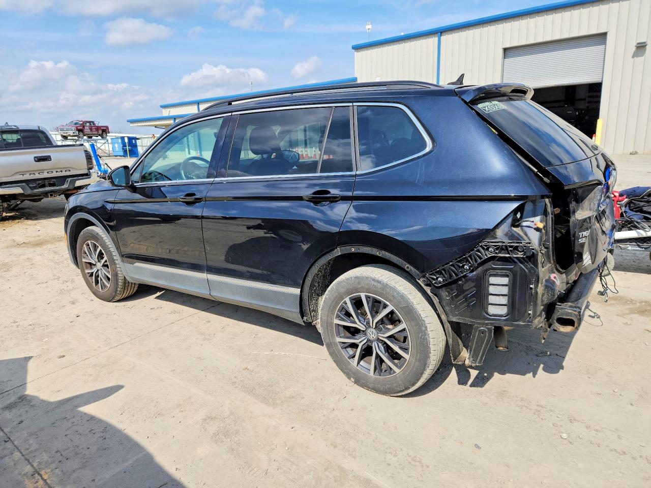 2020 VOLKSWAGEN TIGUAN SE photo 2